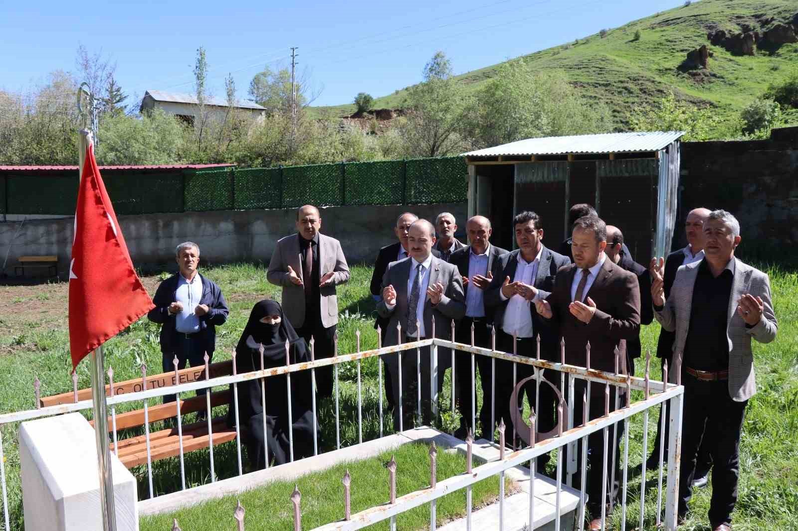 Şehide kabri başında anma
?v=1