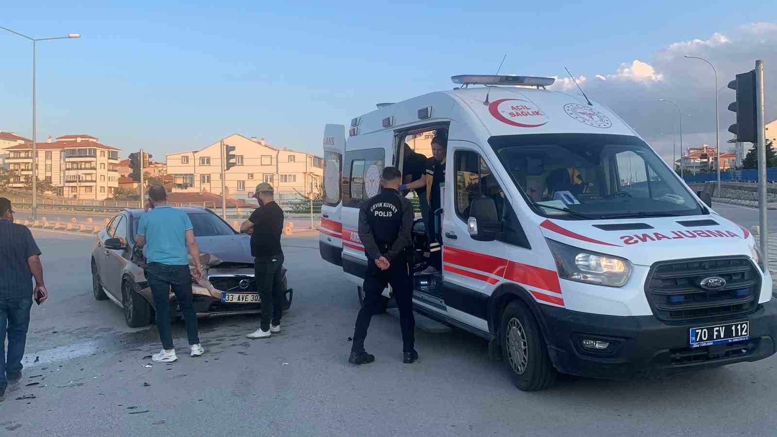 Karaman’da iki otomobil kavşakta çarpıştı: 1 yaralı
?v=1