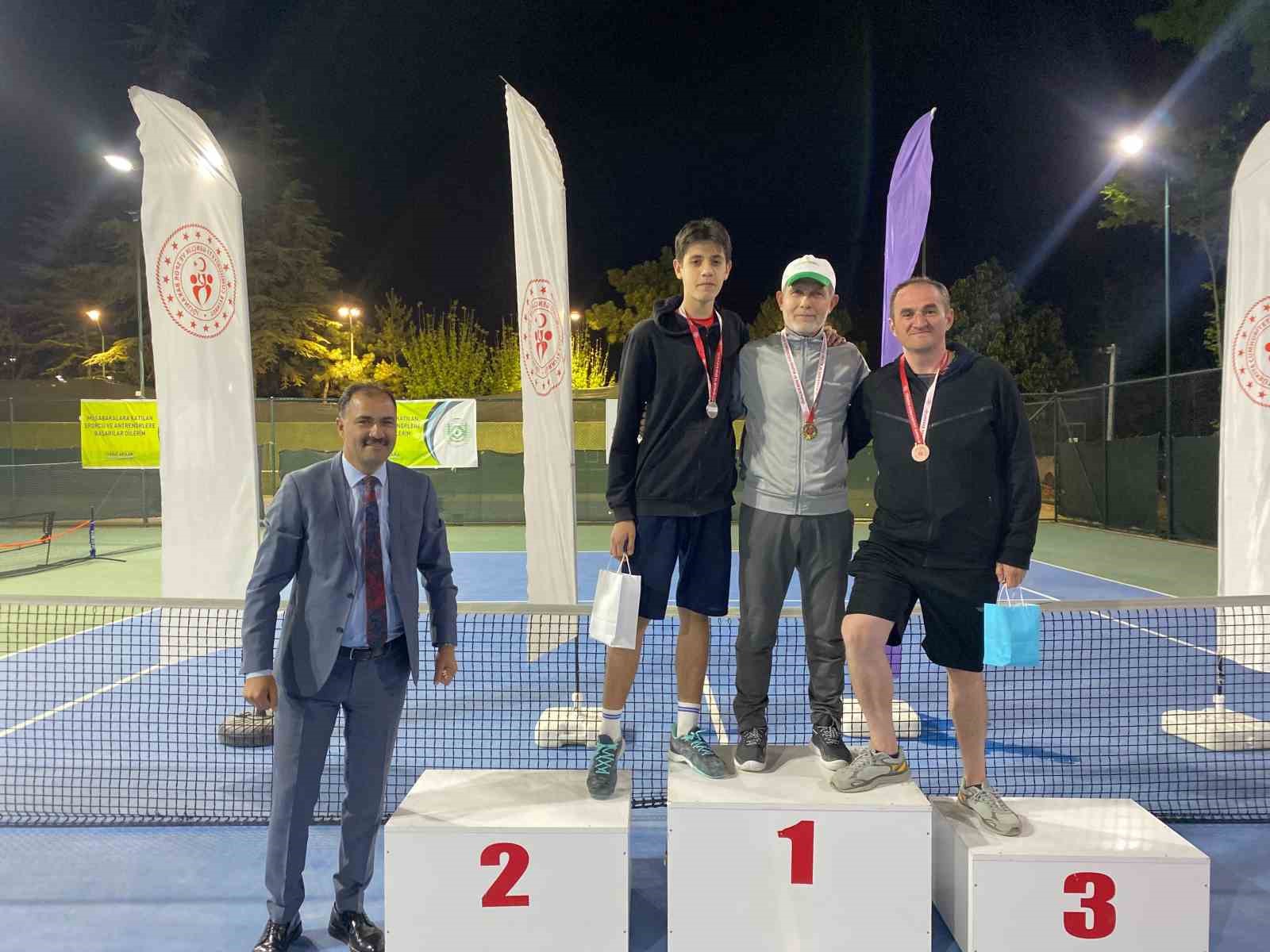 Spor kenti Demirci’de Gençlik Haftası Tenis Turnuvası tamamlandı
?v=1
