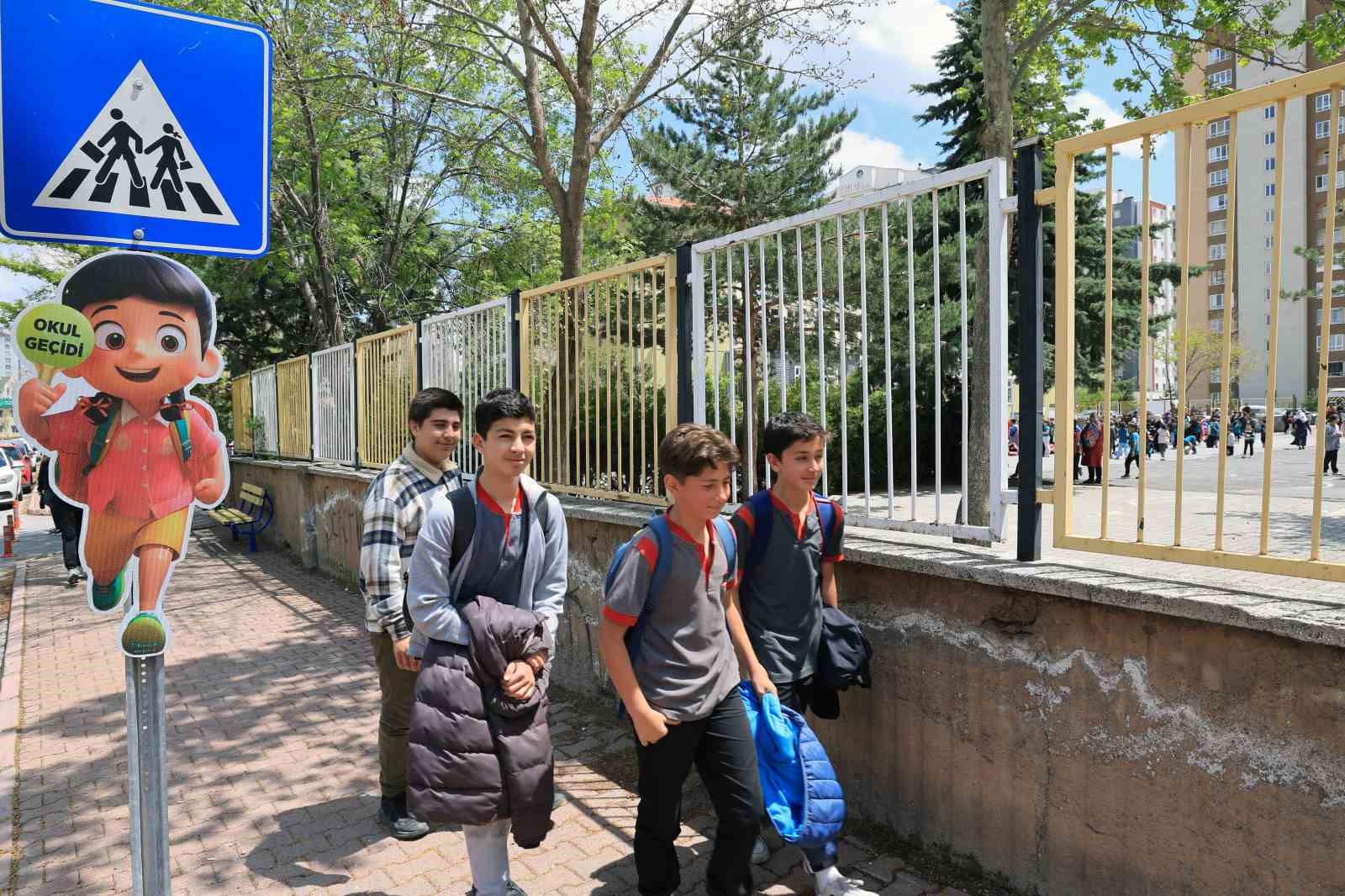 Talas’ta okul geçitlerine öğrenci güvenliği için sevimli uyarıcılar
?v=1