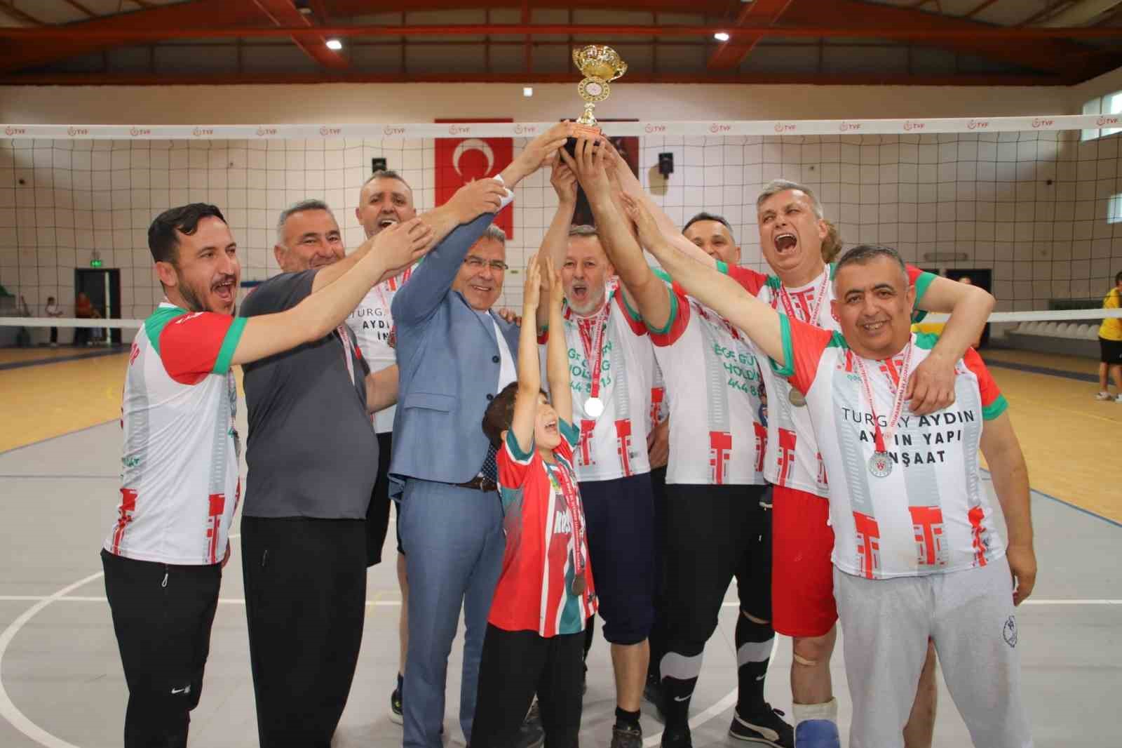 Voleybol turnuvasının şampiyonu belli oldu
?v=1