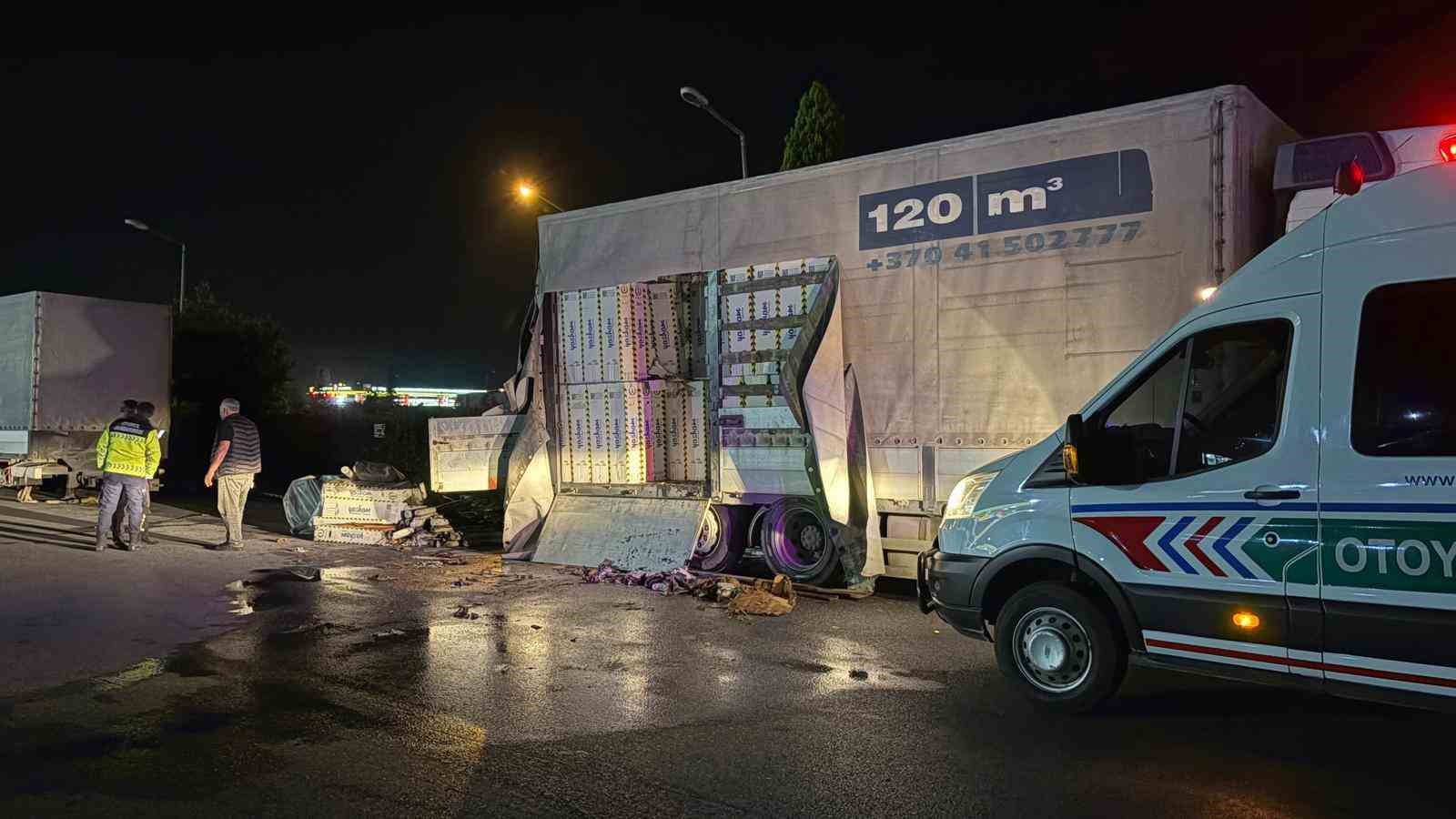 Dinlenme tesisinde park halindeki kamyonun kasasında yangın çıktı
?v=1