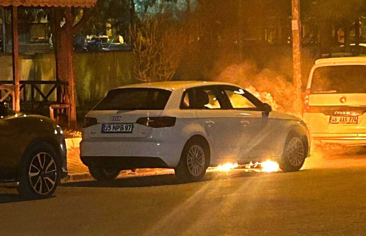 Park halindeki lüks otomobilde yangın
?v=1