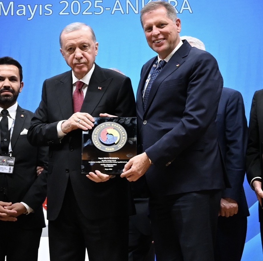 Başkan Özkasap ‘Hizmet Şeref Belgesi’ni Cumhurbaşkanı Erdoğan’ın elinden aldı
?v=1
