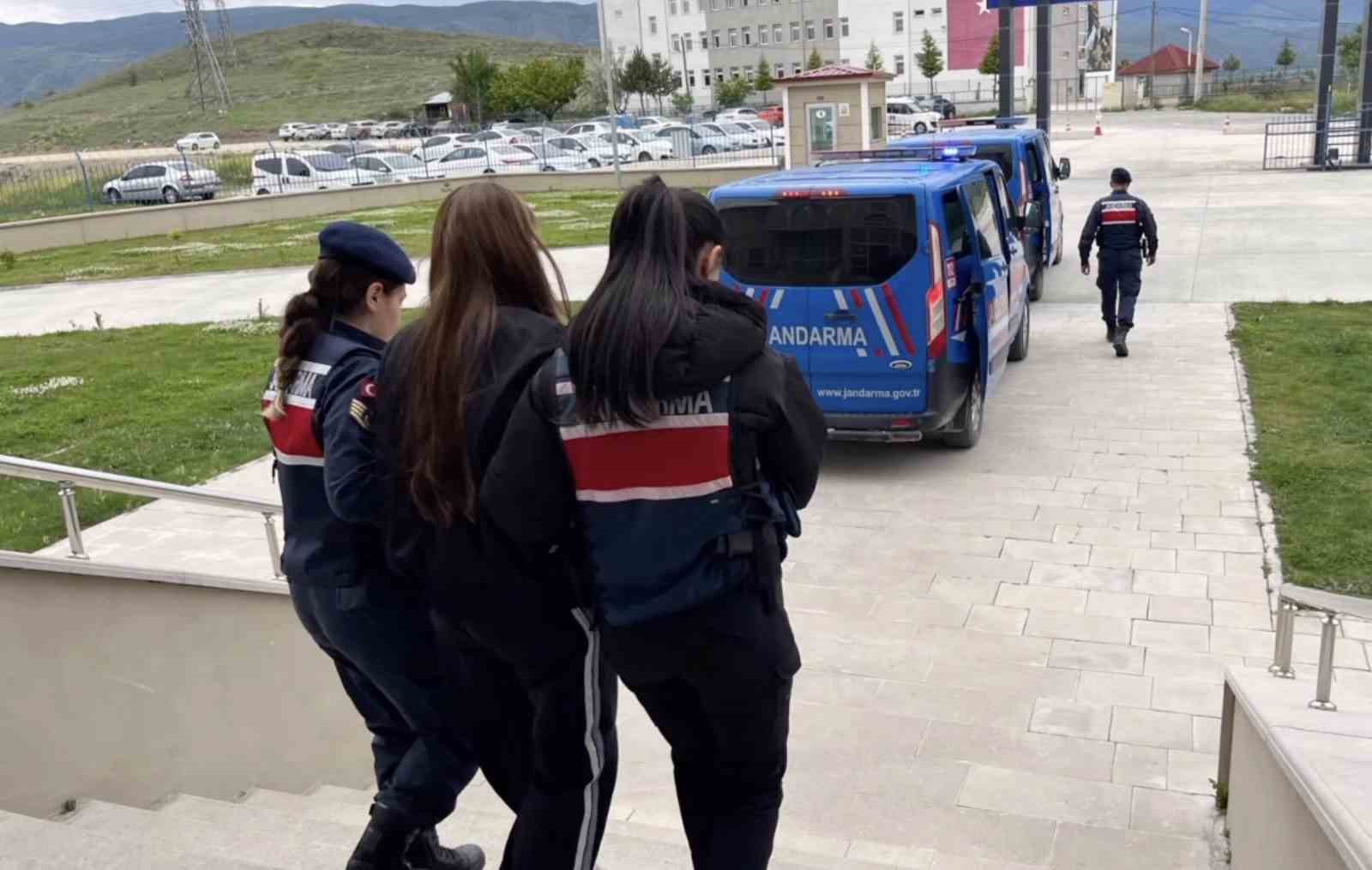 Sahte araç kiralama siteleriyle 160 milyon TL vurgun yapan çeteye 5 ilde operasyon: 19 gözaltı
?v=1