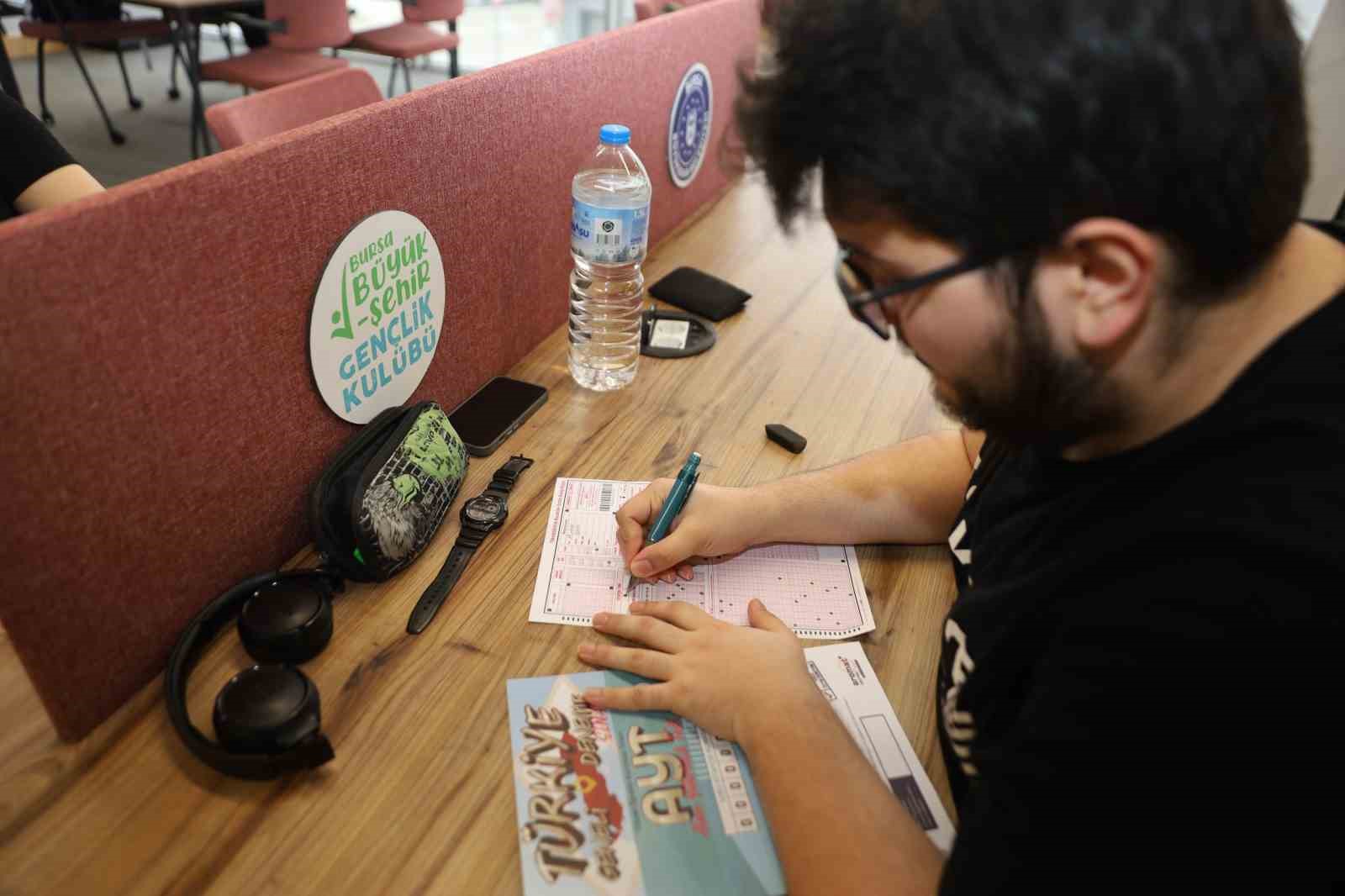 Gençlere üniversite yolunda sınav provası
?v=1