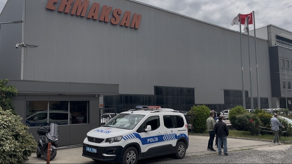 İş makinesinin altında kalan işçi hayatını kaybetti
?v=1