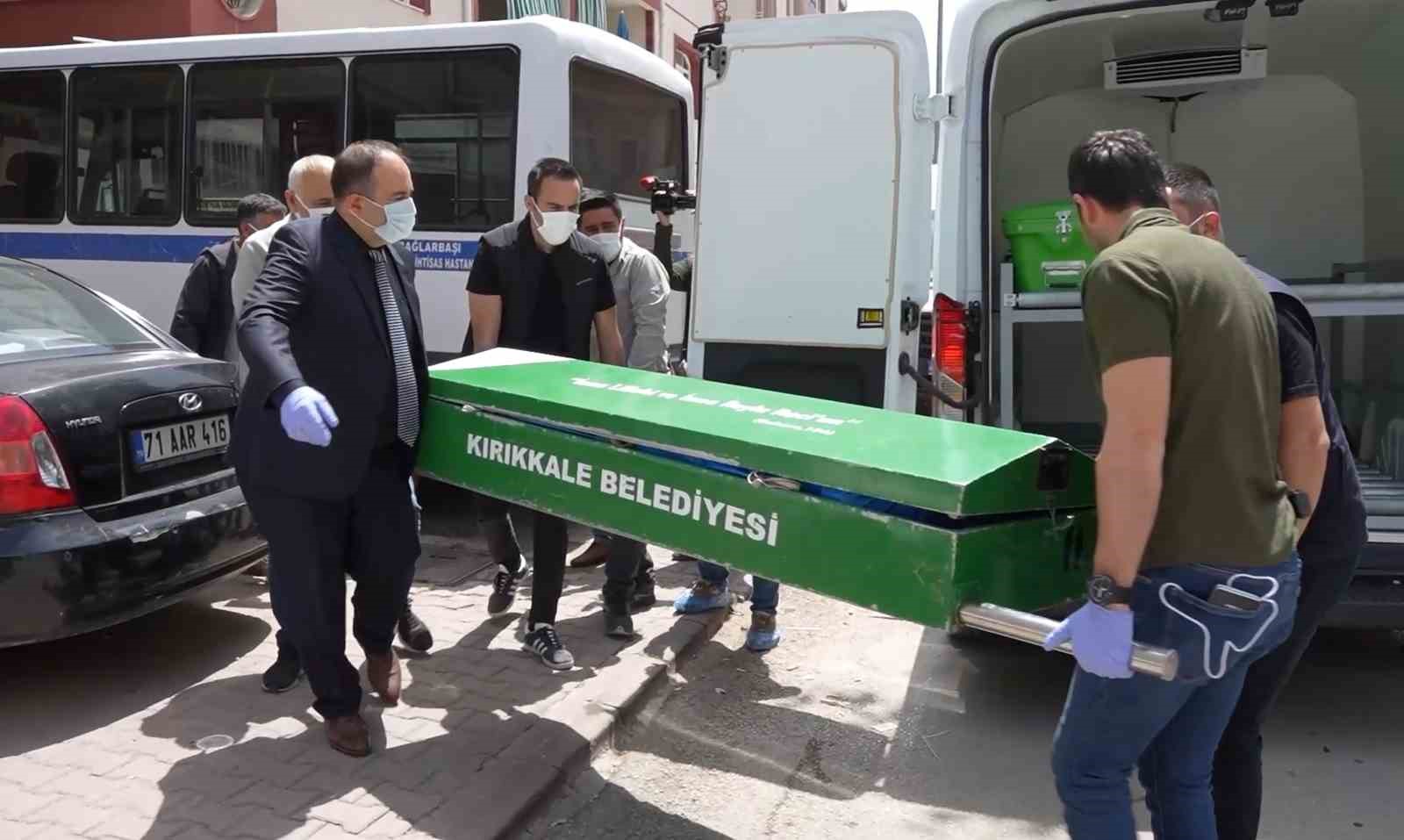 Çilingirle girdiği evde korkunç manzarayla karşılaştı: Derin dondurucularda bulunan poşetlerden erkek cesedi çıktı
?v=1