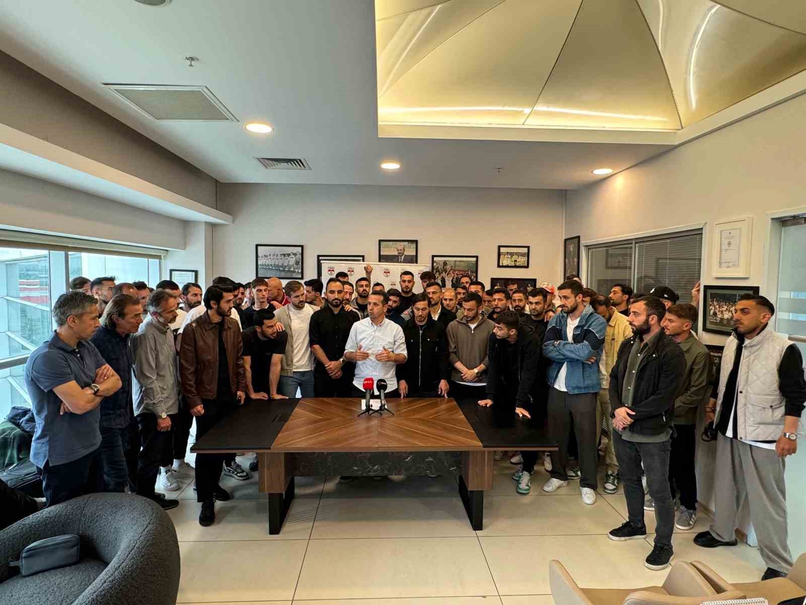 Saffet Akyüz:  TFF 3. Lig’de yaş kısıtlamasının olmaması gerektiğine inanıyoruz 
?v=1