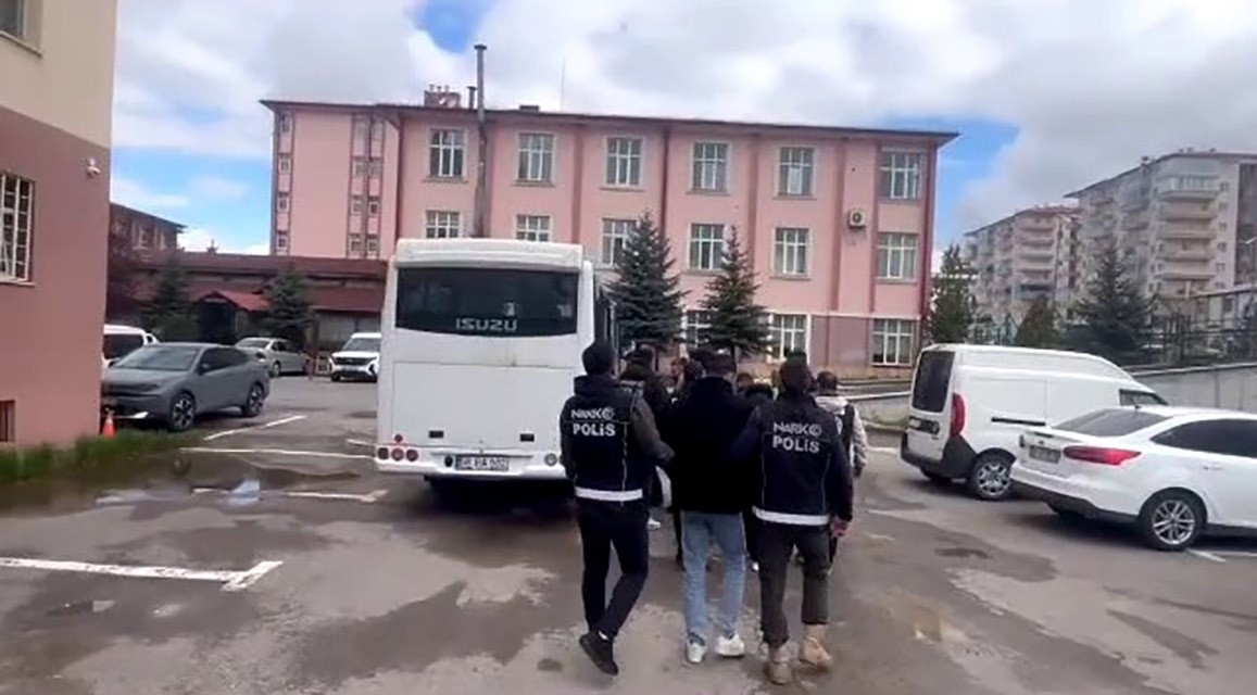 Sivas’ta uyuşturucu ticaretine yönelik yapılan operasyonda 8 kişi tutuklandı
?v=1
