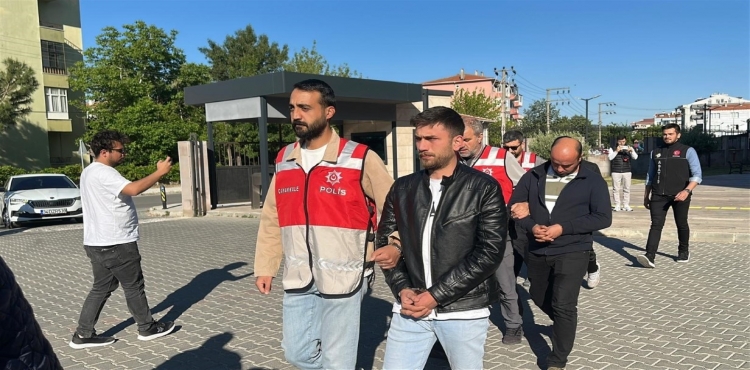 Emekli öğretmenin 25 milyon TL dolandırıldığı olayda 7 kişi tutuklandı?v=1