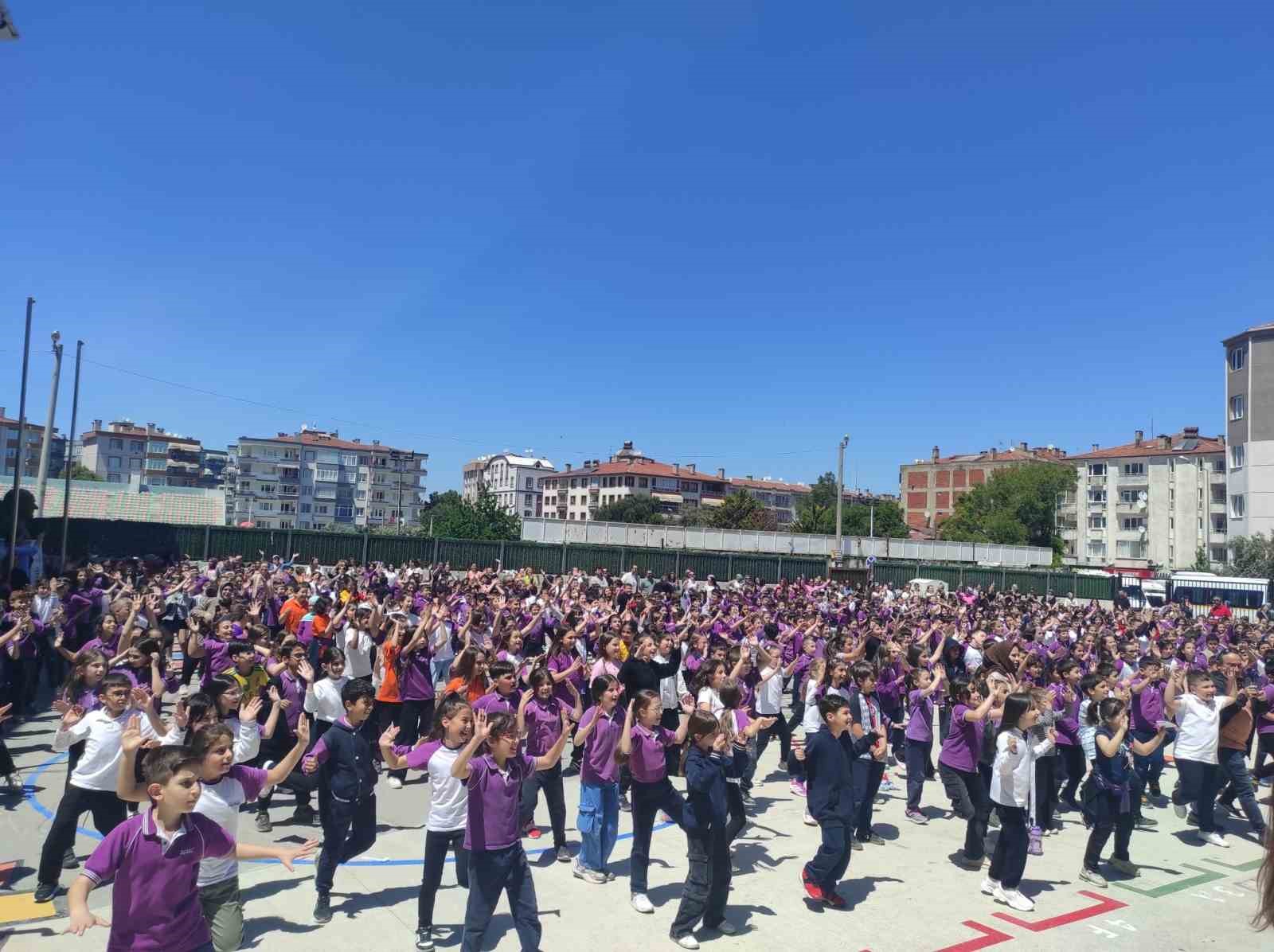 Mudanya’da 820 öğrenci zumba yaptı
?v=1