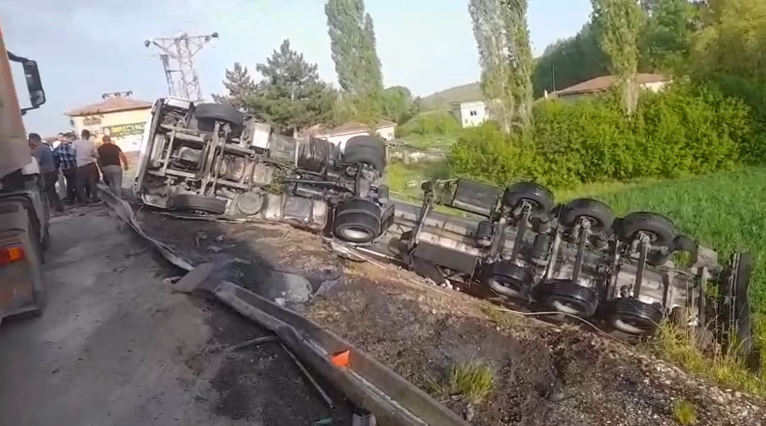 Tır şarampole devrildi, sürücüsü yaralandı
?v=1