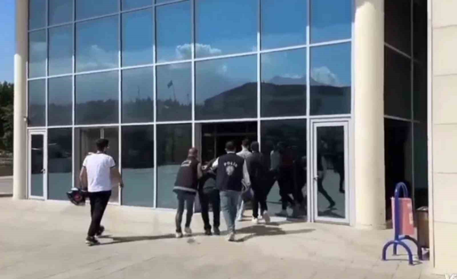 Motosikletin plakasını bantlayarak kadınları taciz eden şahıs yakalandı
?v=1