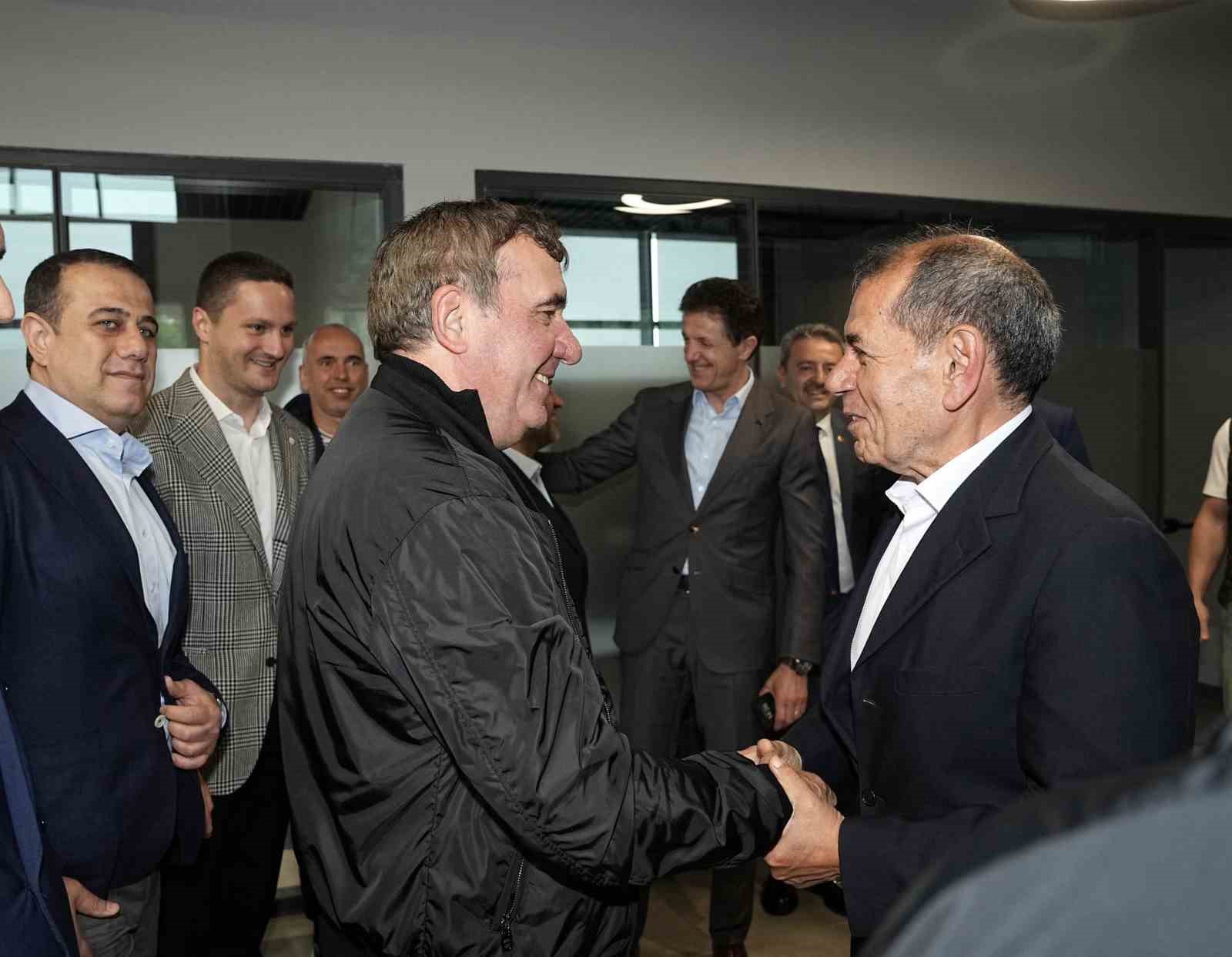 UEFA Kupası zaferinin efsaneleri Kemerburgaz Metin Oktay Tesisleri’nde buluştu
?v=1