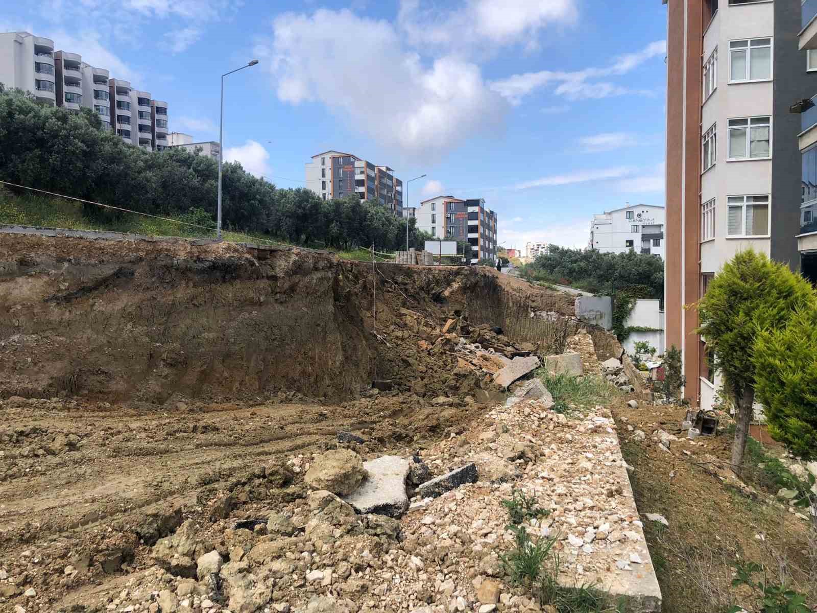 Belediyenin hafriyat aldığı yerde yol çöktü
?v=1