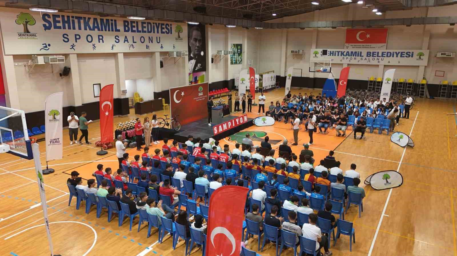 Şehitkamil’de başarılı sporcular ödüllendirildi
?v=1