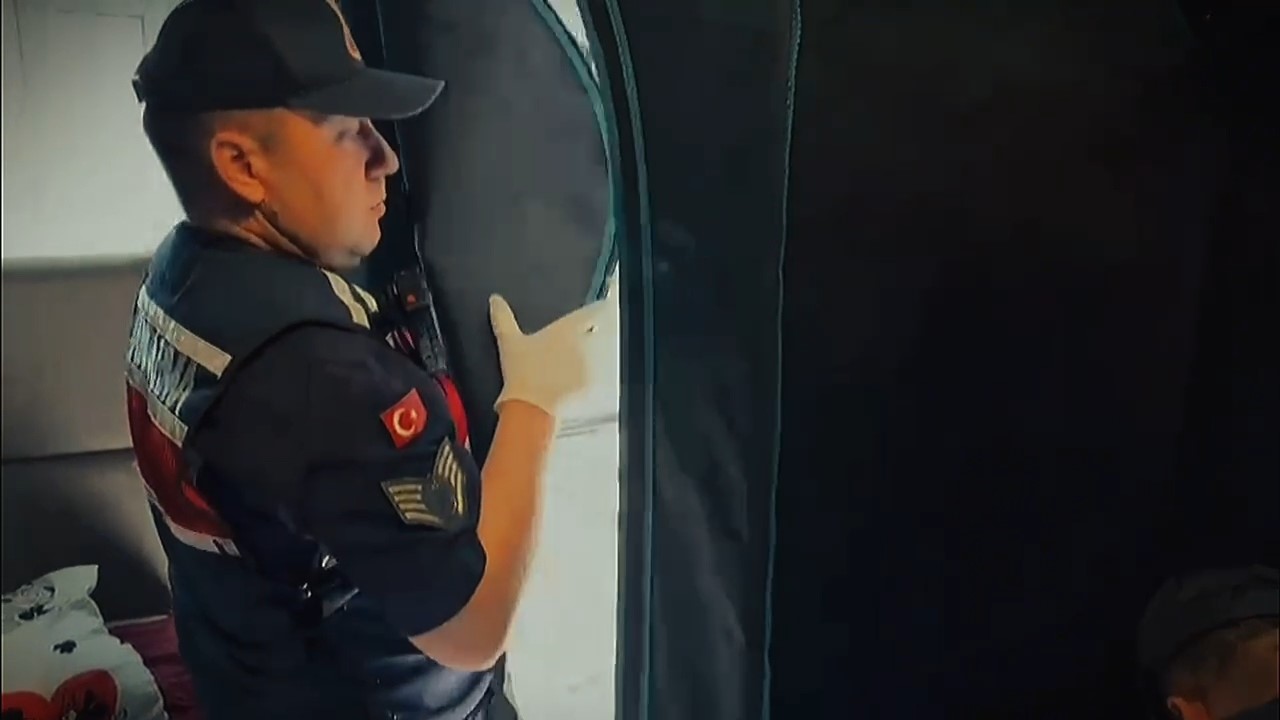 Gardırobu açtılar sera çıktı: 2 gözaltı
?v=1