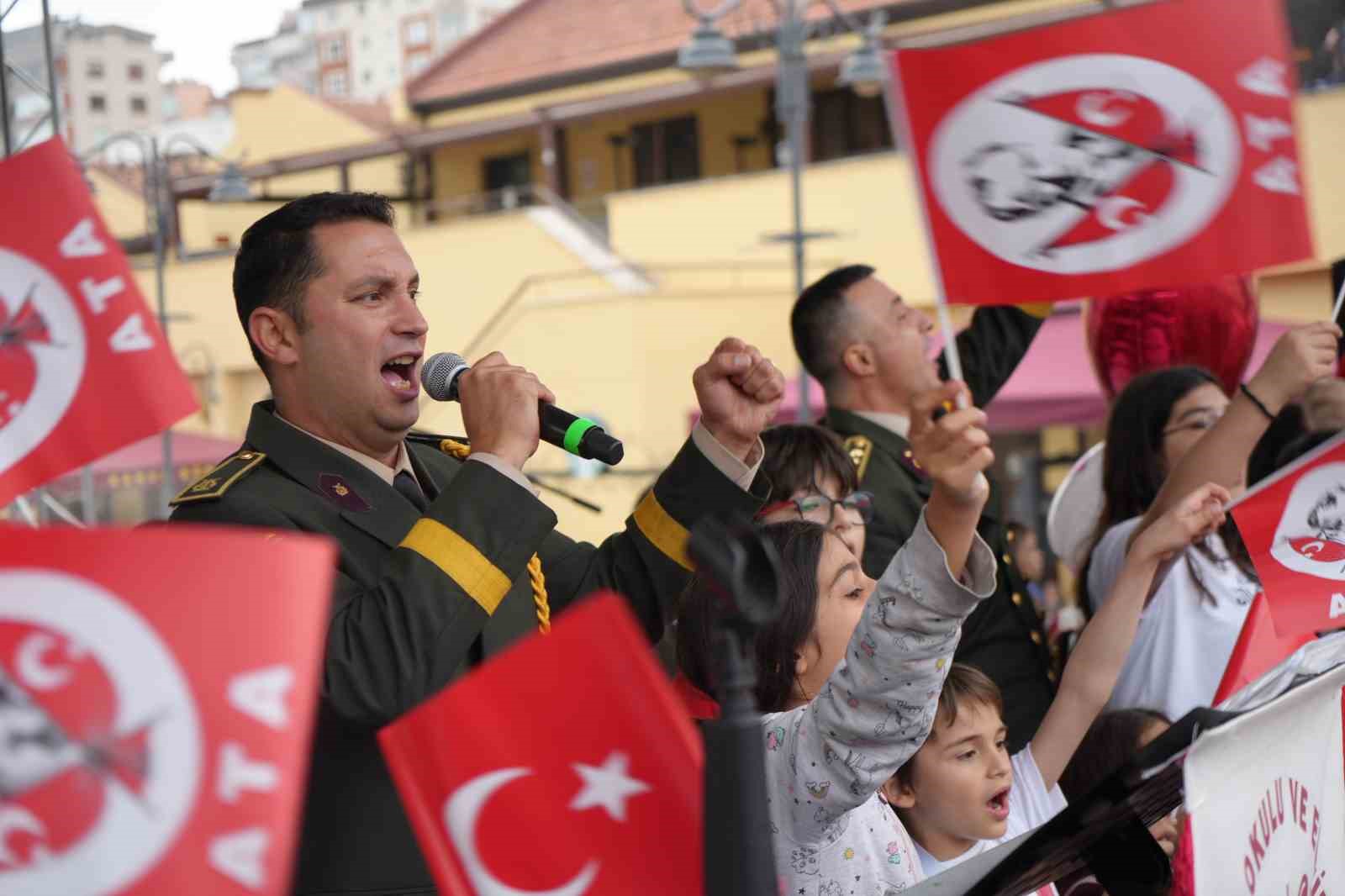 Askeri bandonun, Sefo’nun  Bilmem mi  performansı beğeni topladı
?v=1