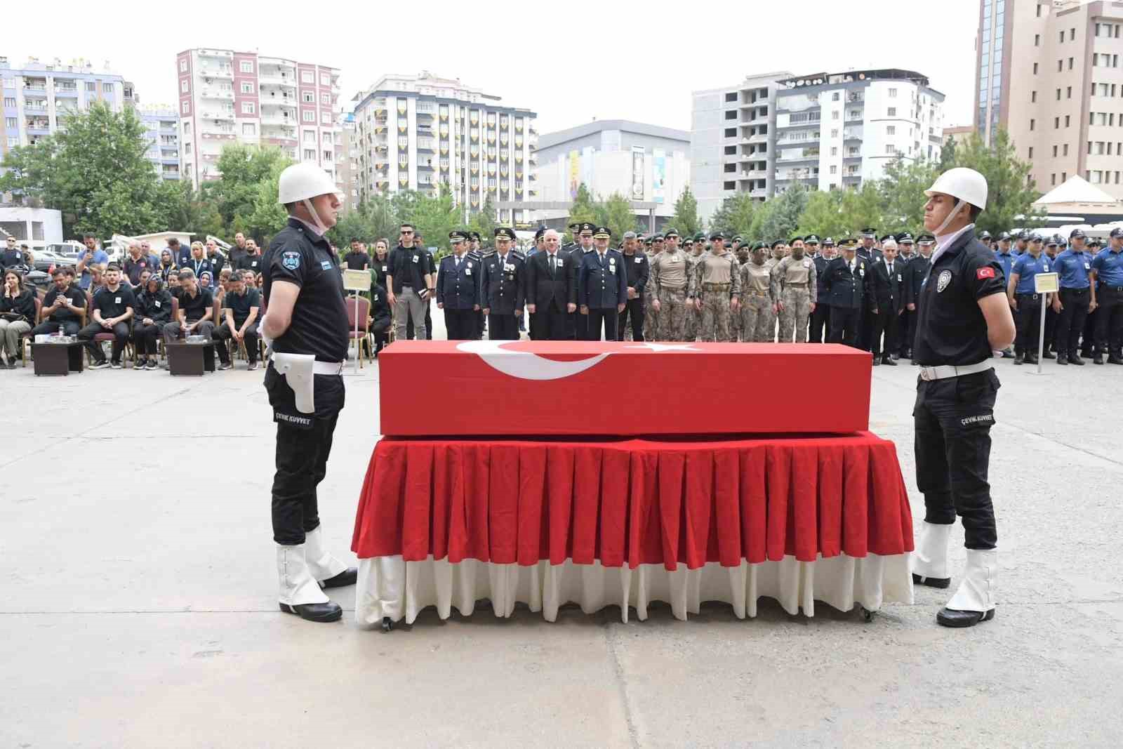 Diyarbakır’da hayatını kaybeden emniyet müdürü memleketine uğurlandı
?v=1