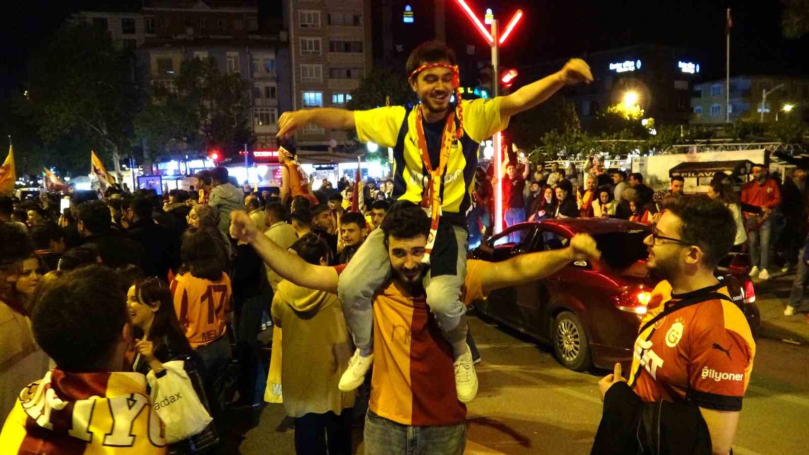 Kütahya’daki kutlamalara Fenerbahçeli taraftar da katıldı
?v=1