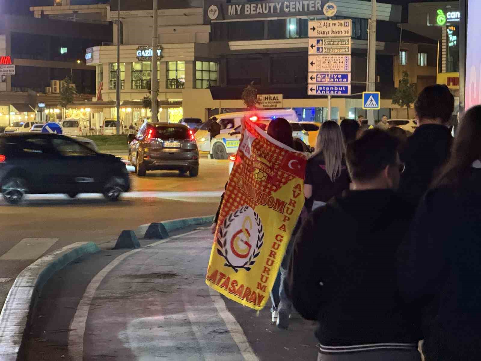 Galatasaray şampiyonluğunu ilan etti, Sakaryalı taraftarlar sokağa döküldü
?v=1