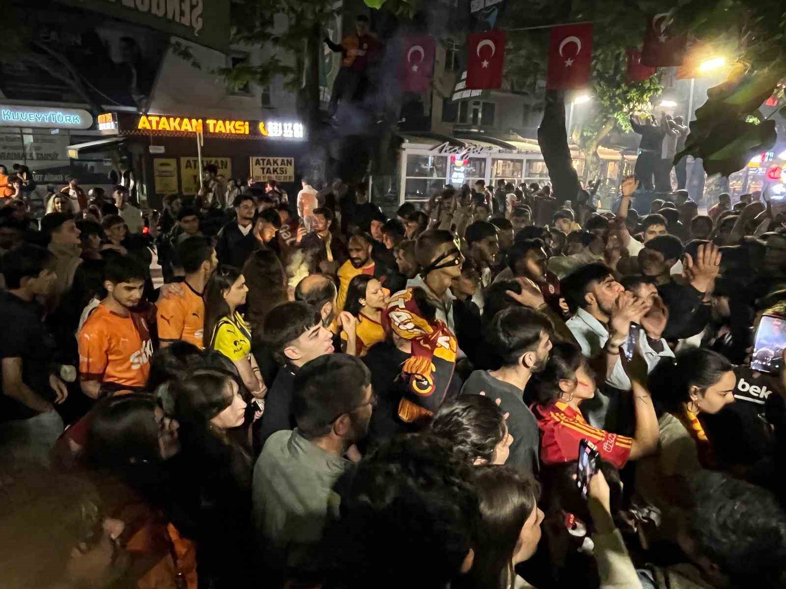 Fenerbahçe forması ile Galatasaray’ın şampiyonluğunu kutladı
?v=1