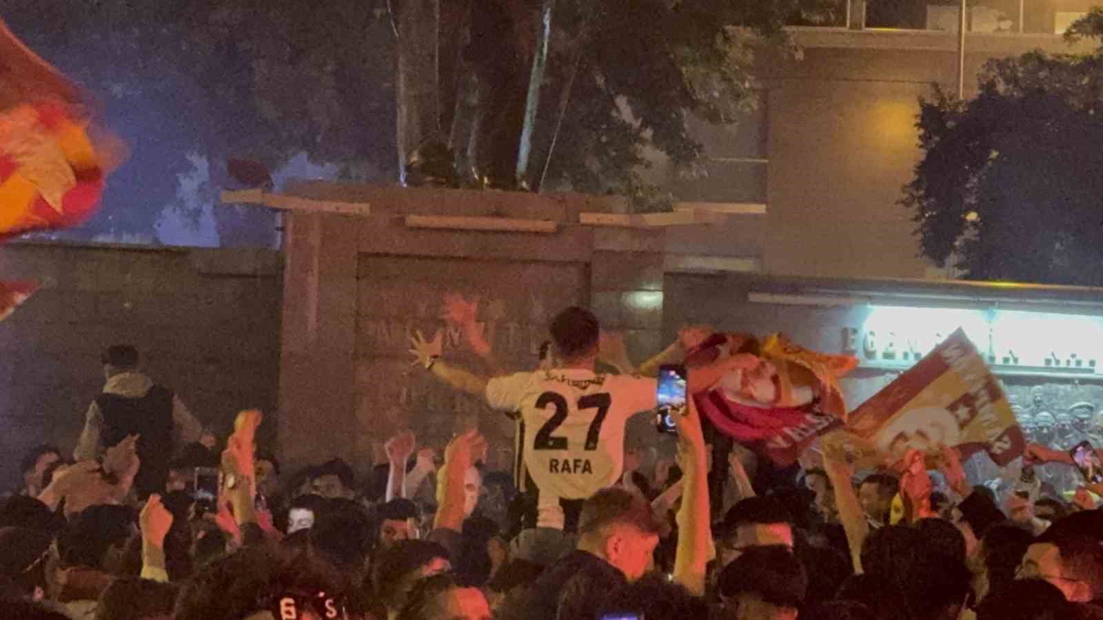 Galatasaray’ın şampiyonluğunda dikkat çeken kutlama
?v=1