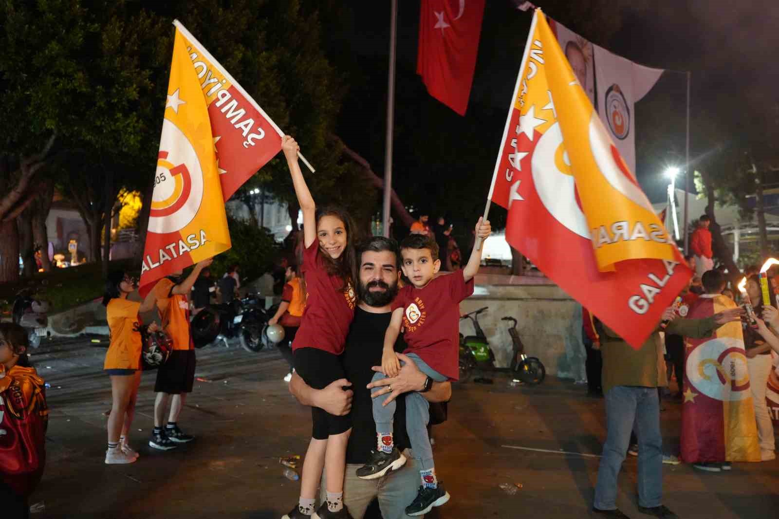 Galatasaray şampiyon oldu, Antalya sokaklara döküldü
?v=1