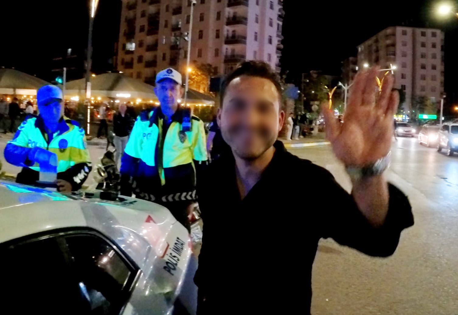 Plakasız motosikletiyle yakalanan alkollü ve kasksız sürücü, basın mensubuna el sallayıp poz verdi
?v=1
