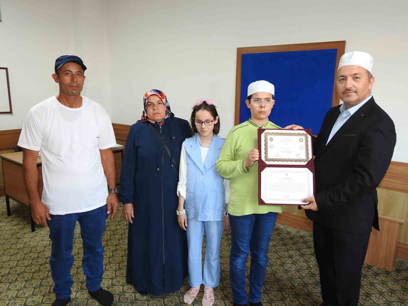Görme engelli depremzede genç 15 ayda hafız oldu
?v=1