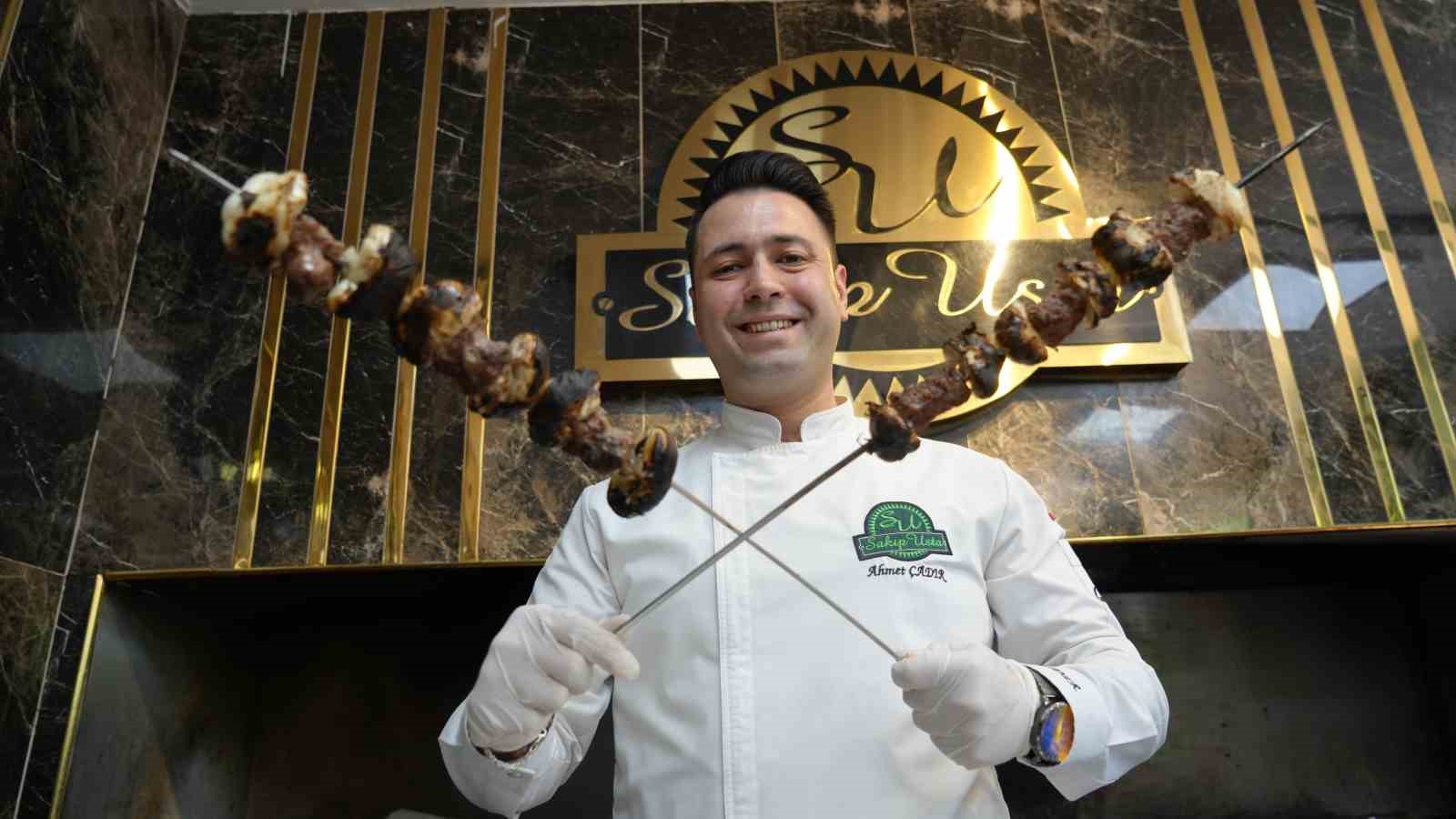 Yılda sadece 3 hafta yapılan sarımsak kebabı damak çatlatıyor
?v=1