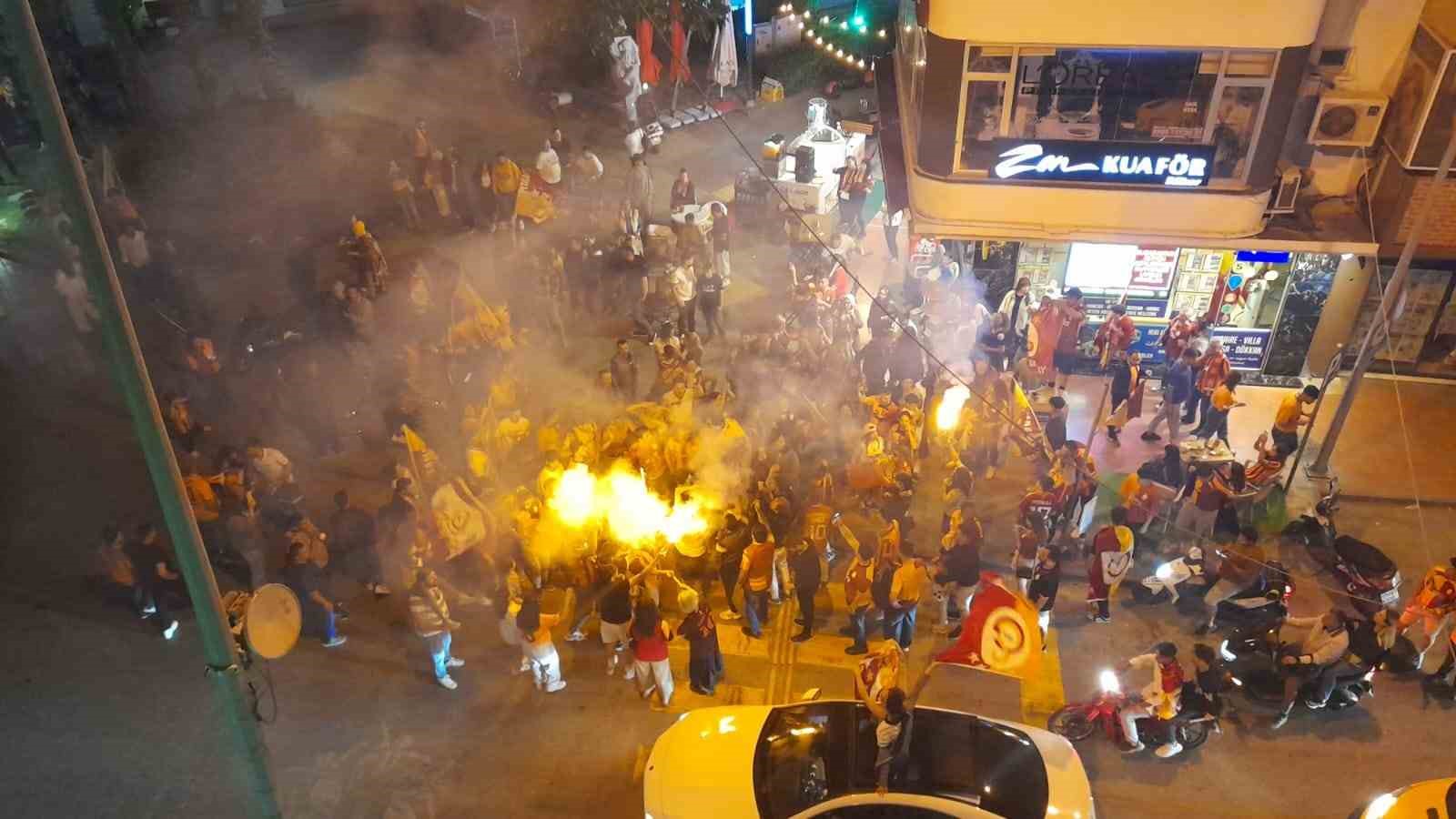 Galatasaray’ın şampiyonluğu Kuşadası’nda kutlandı
?v=1