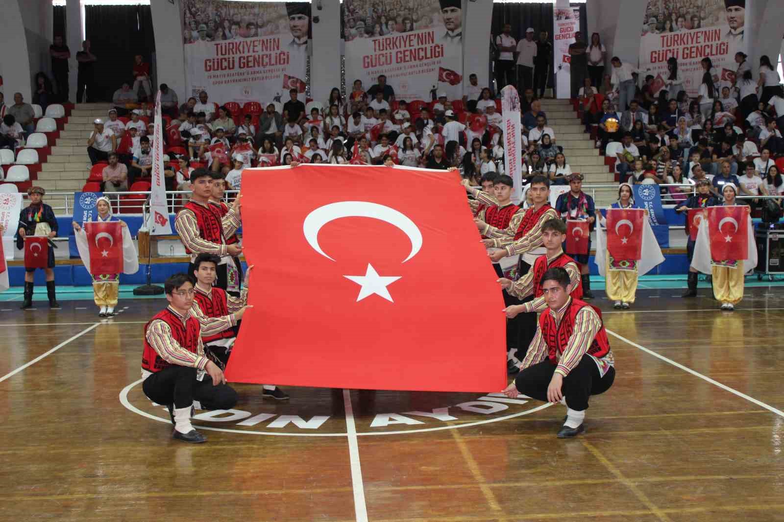 Gençlerin gösterileri ayakta alkışlandı
?v=1