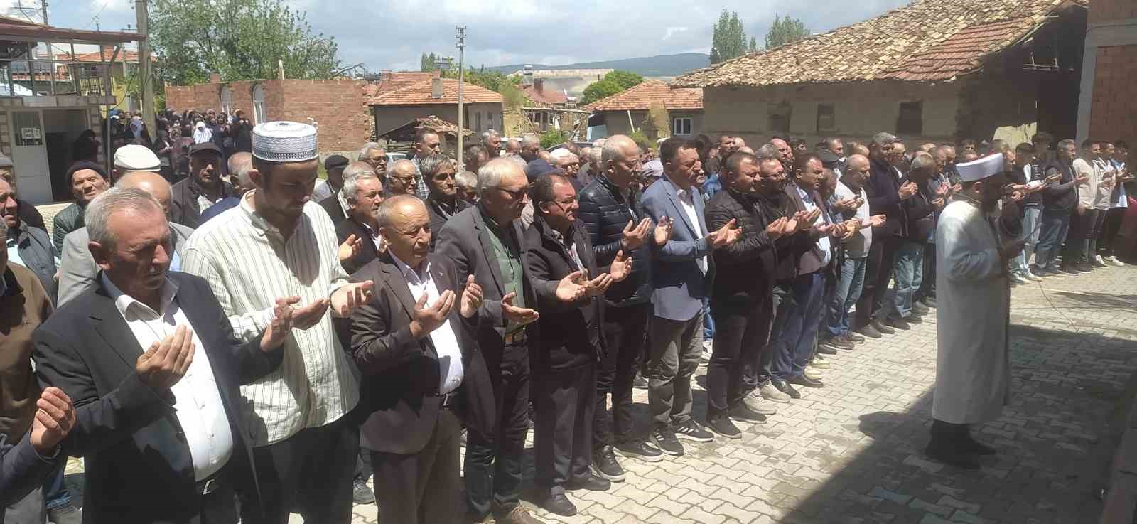 Hisarcık Aşağı Yoncaağaç köyünde hayır yemeği ve yağmur duası
?v=1