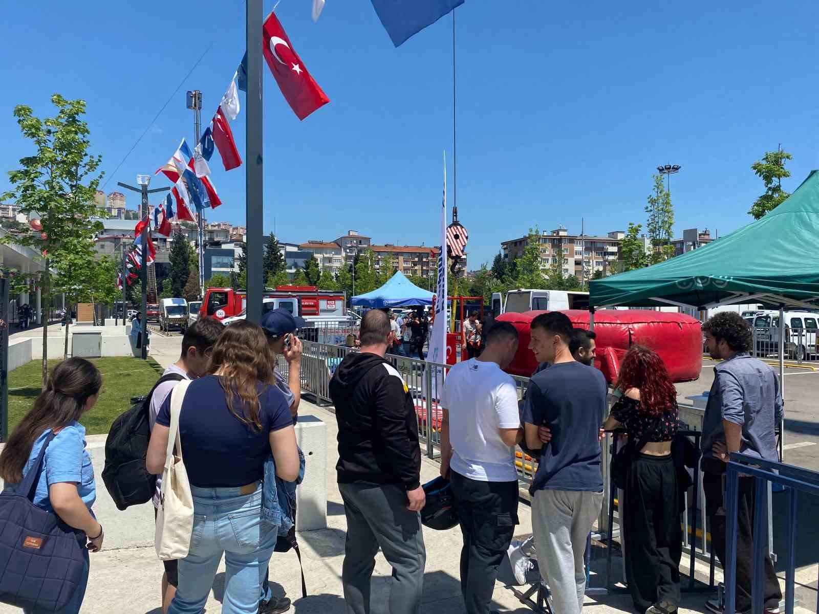 Gökyüzünde adrenalin dolu anlar: Çanakkale türküsünü söyledi
?v=1