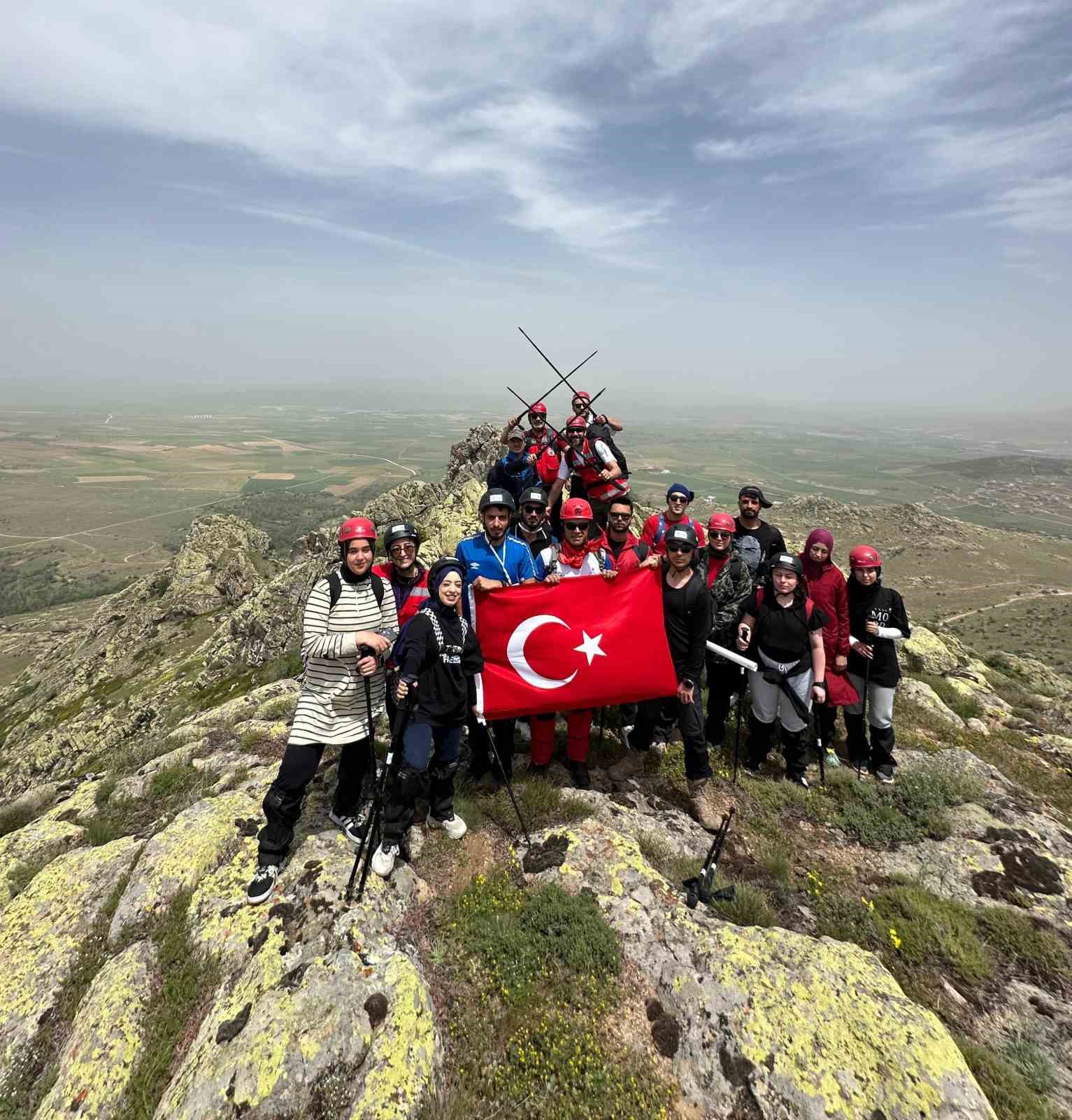 Dağcılar 19 Mayıs’ı bin 530 rakımlı zirvede kutladı
?v=1