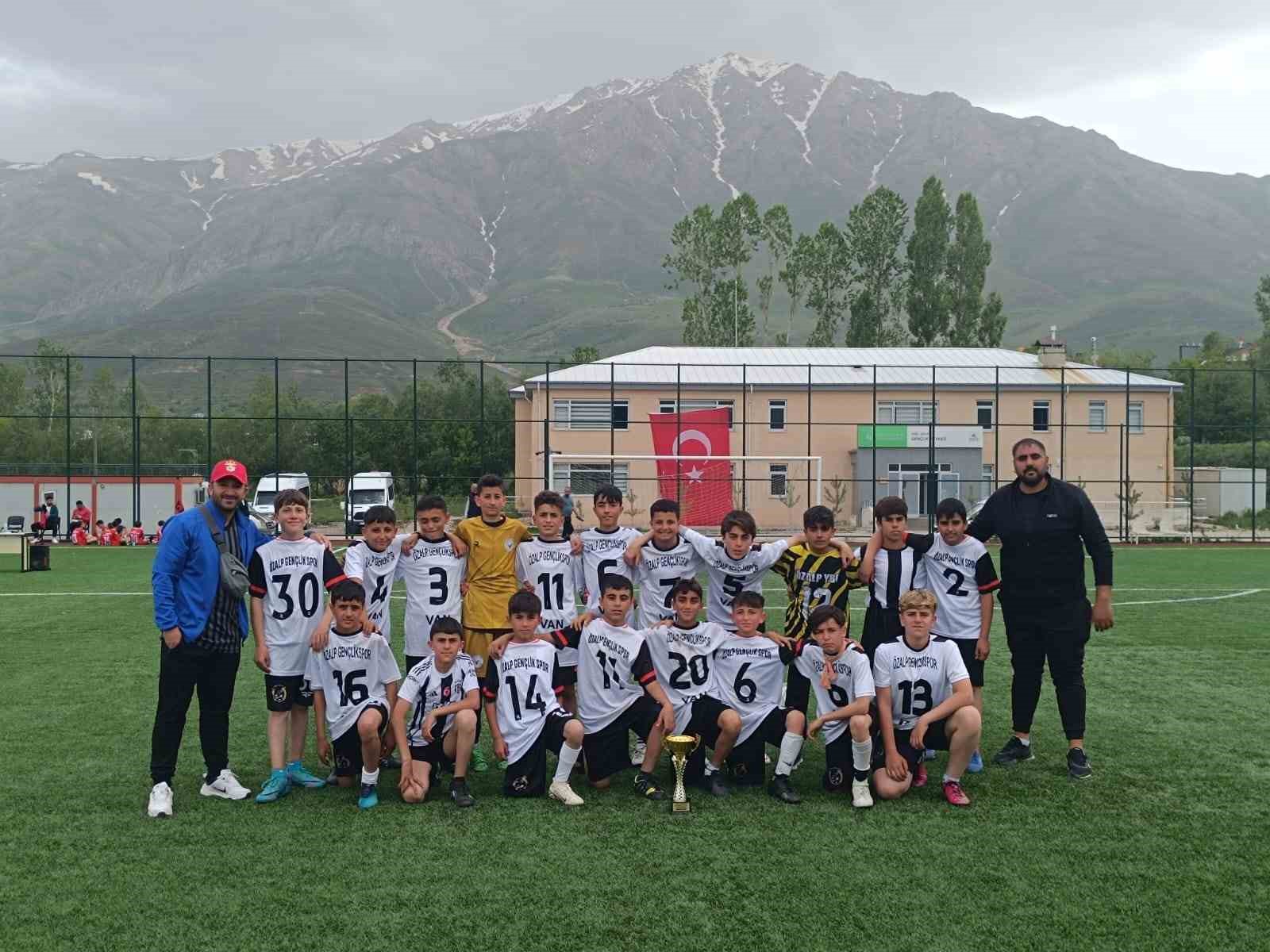 Özalp Gençlikspor U12 Futbol Takımı şampiyon oldu
?v=1