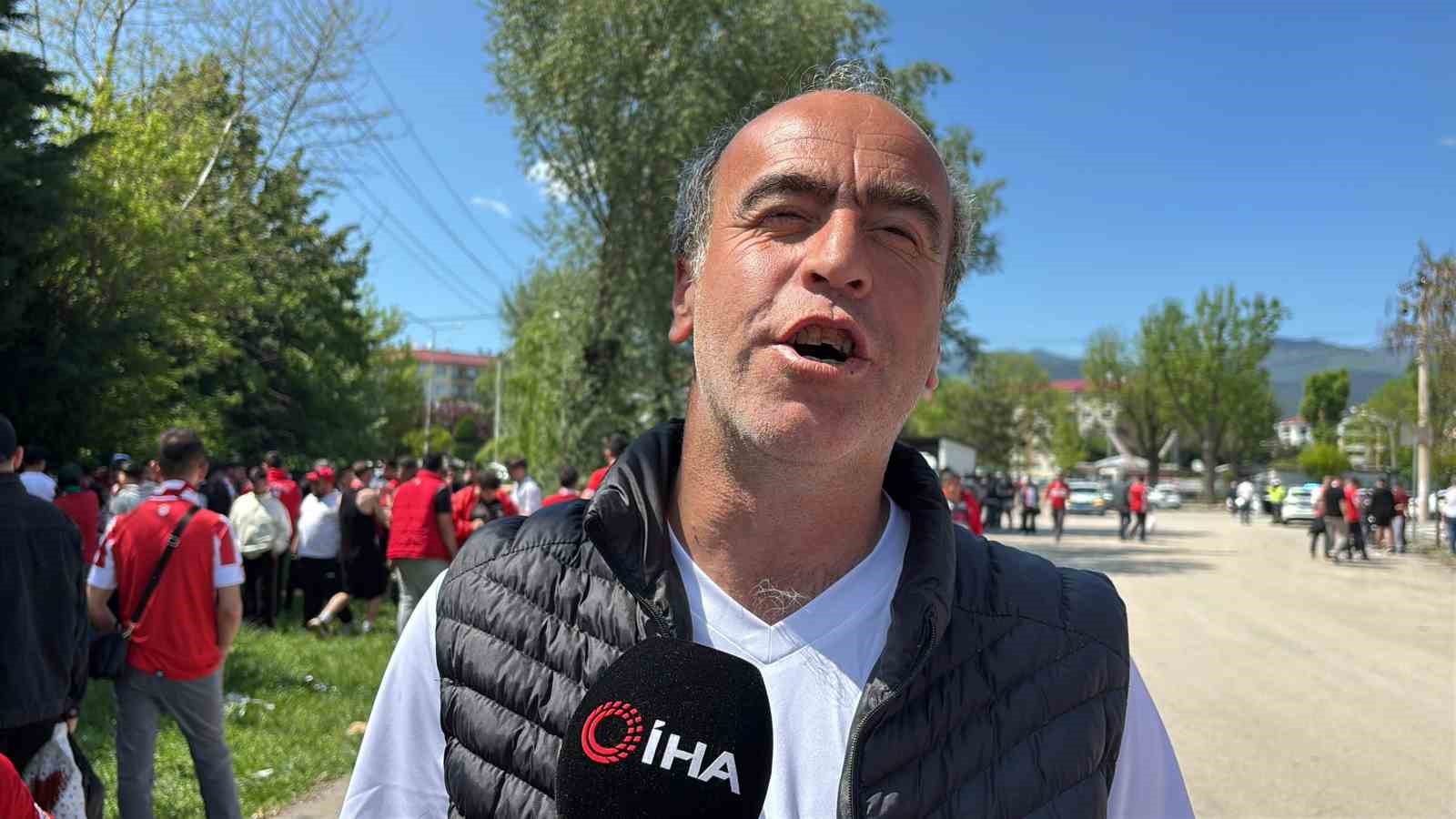 Boluspor taraftarı, 33 yıllık Süper Lig hasreti için 30 otobüsle yola çıktı
?v=1