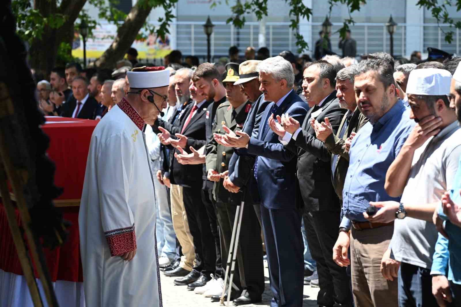 Kalp krizinden hayatını kaybeden Emniyet Müdürü Canpolat Kırıkkale’de toprağa verildi
?v=1