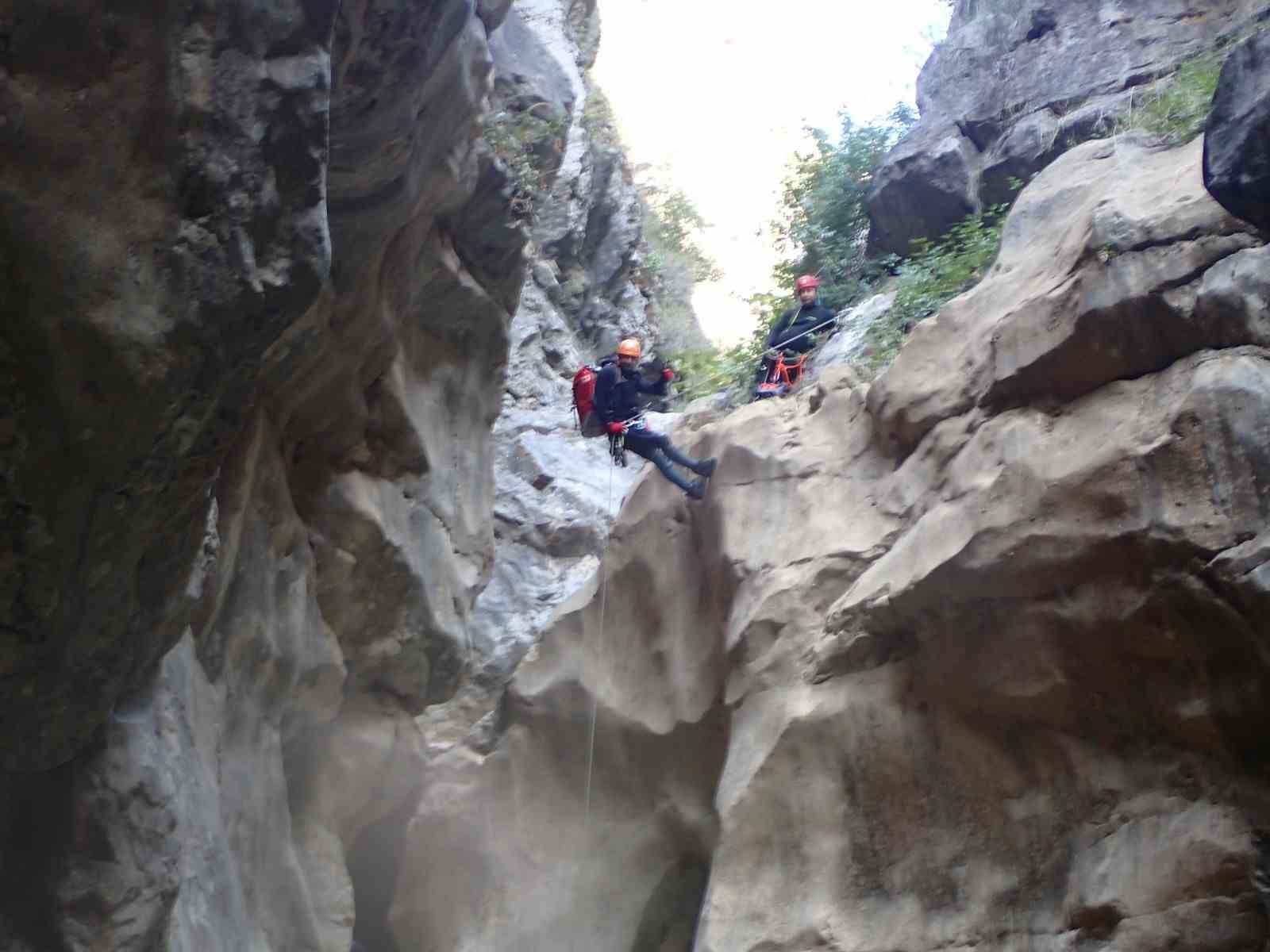 Yazılı Kanyon’da suda kaybolan 19 yaşındaki üniversiteli gencin cansız bedenine ulaşıldı
?v=1