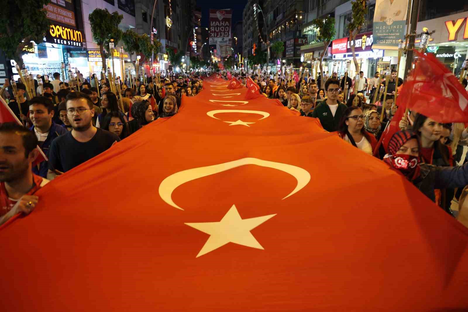 Elazığ’da fener alayı renkli görüntüler oluşturdu
?v=1