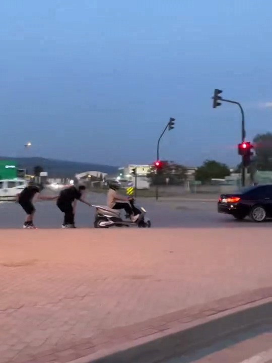 Patenli gençlerin tehlikeli yolculuğu kamerada
?v=1