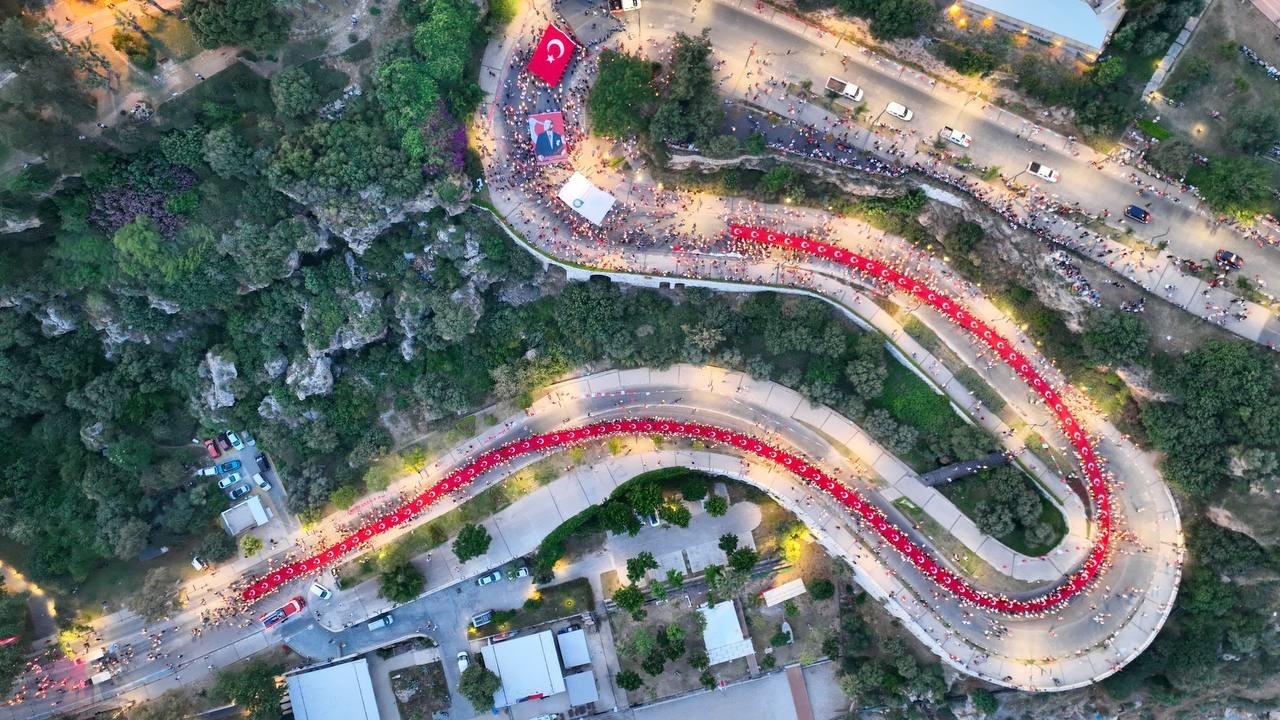 Antalya’da 400 metrelik dev Türk bayrağı ile ’Fener Alayı’ düzenlendi
?v=1