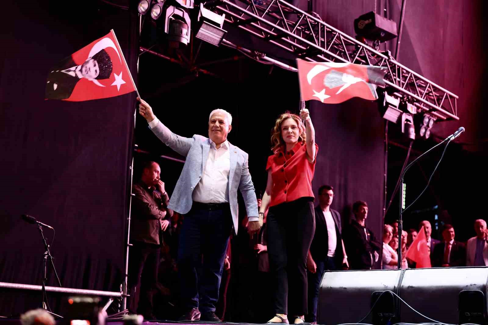 Bursa’da 19 Mayıs coşkusu  Mor ve Ötesi  ile zirve yaptı
?v=1