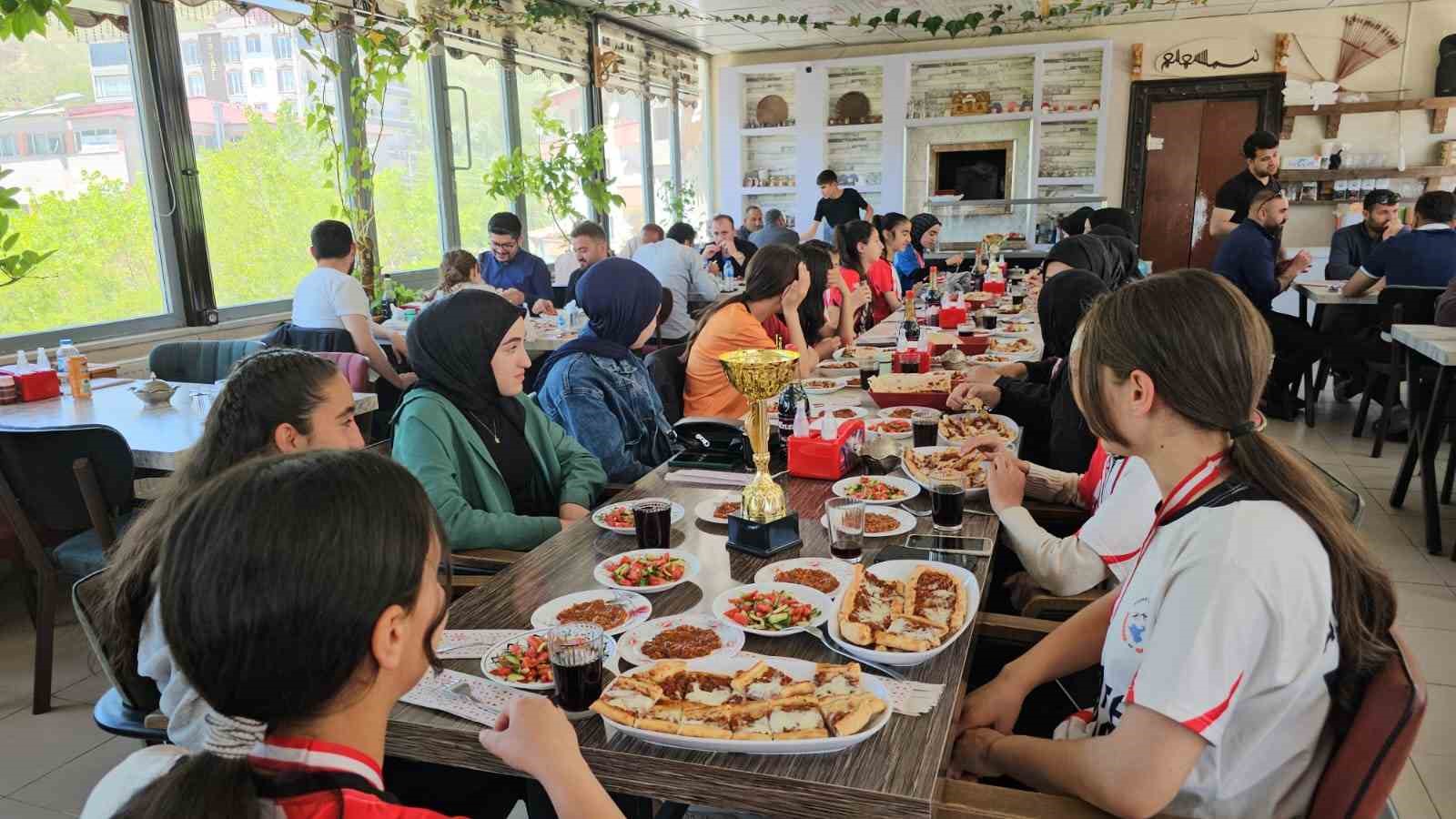 Kız voleybol takımları beldeye 2 kupa kazandırdı
?v=1