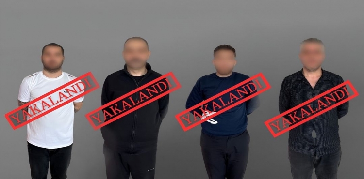 İçişleri Bakanı Ali Yerlikaya, kırmızı bültenle aranan 4 zanlının Gürcistan’da yakalanarak Türkiye’ye getirildiğini bildirdi.?v=1