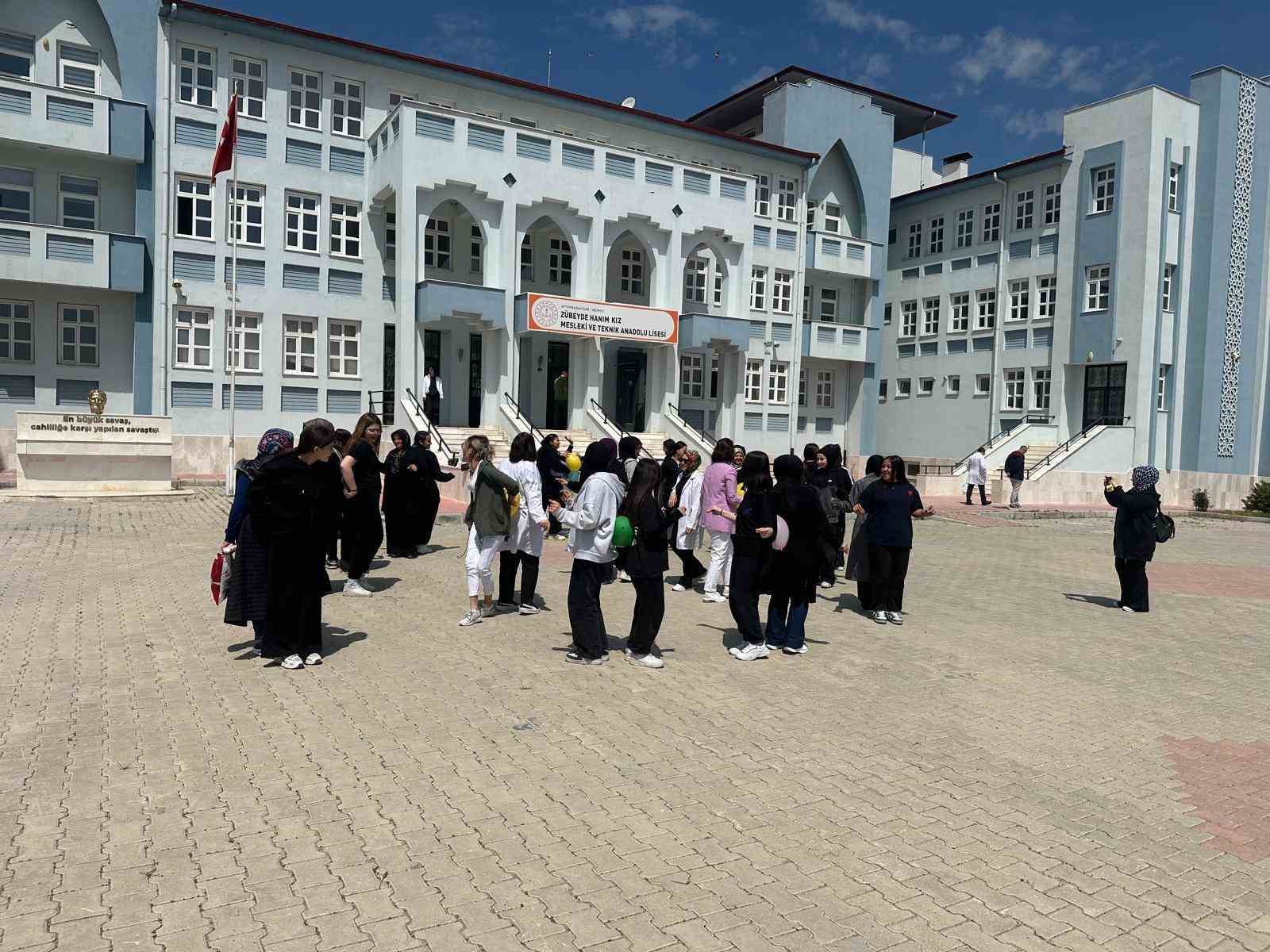 Lise öğrencilerinden ’Mesleğimi Öğreniyorum, Ailemle Paylaşıyorum’ etkinliği
?v=1