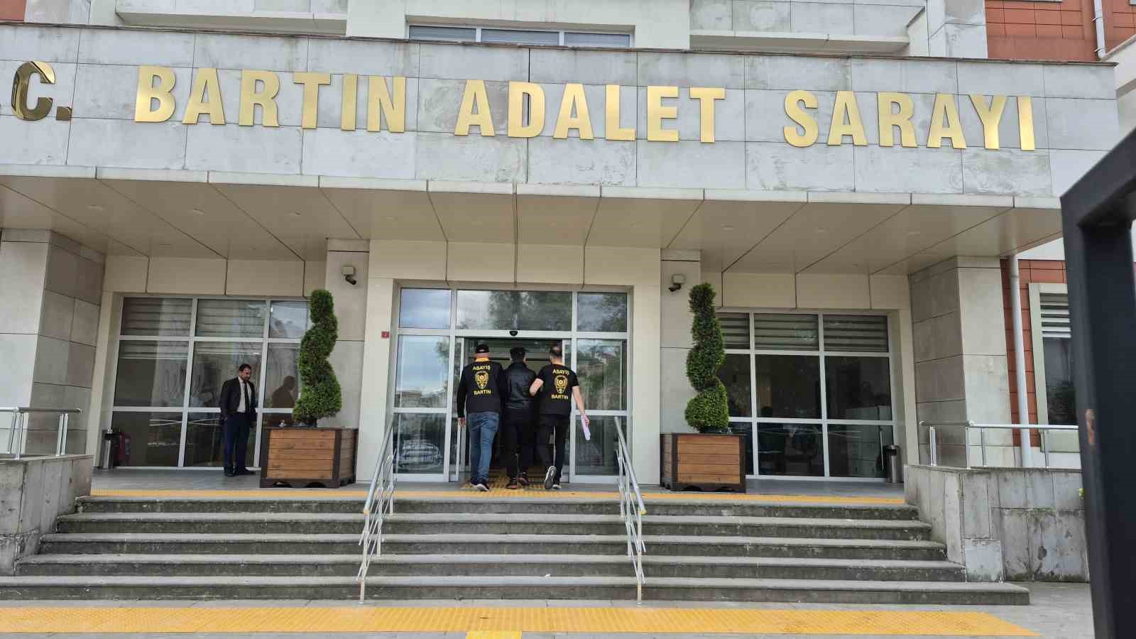 Bazada yakalandı, tutuklandı
?v=1