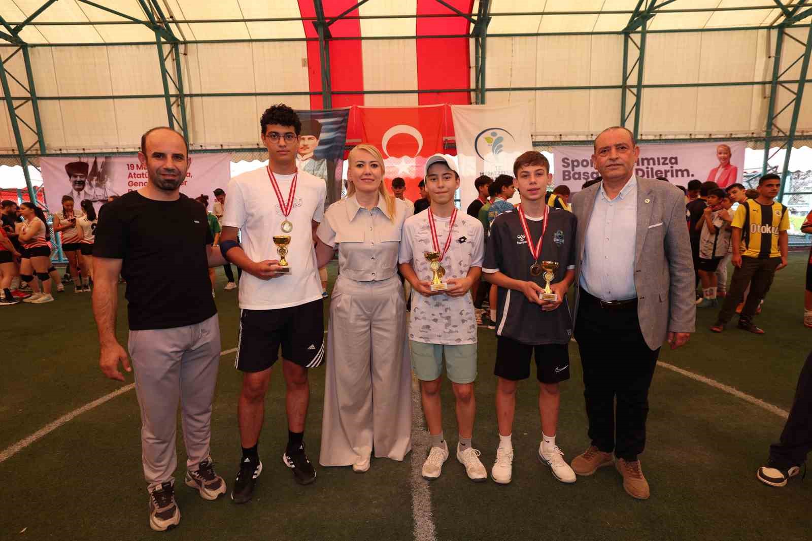 Merkezefendi turnuvalarında dereceye giren genç sporculara ödülleri takdim edildi
?v=1
